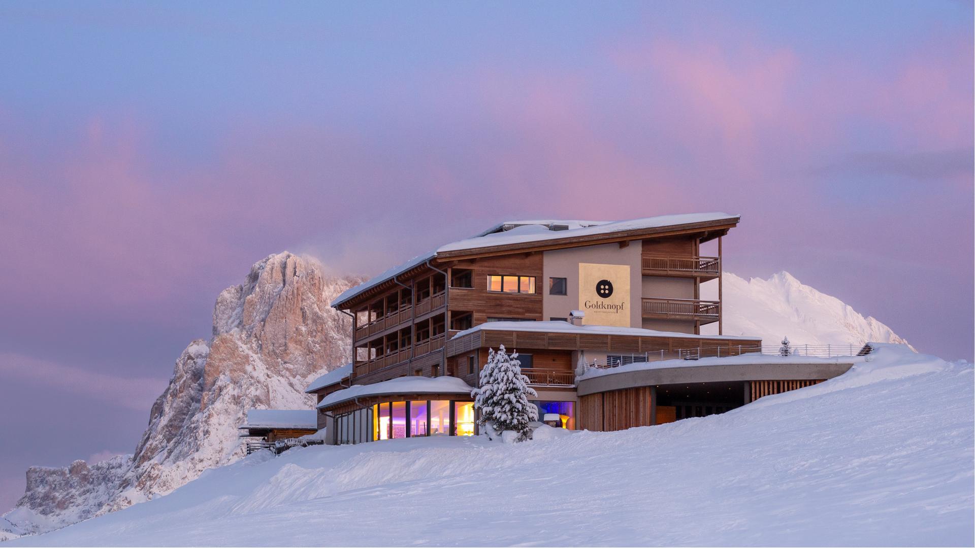 Hotel Goldknopf di sera in inverno